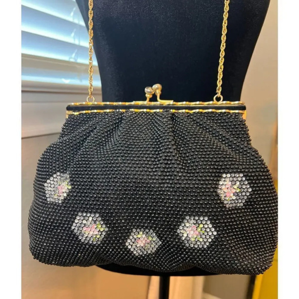 Beaded vintage crossbody bag‎ w/ kiss lock closure and gold chain strap. Flower